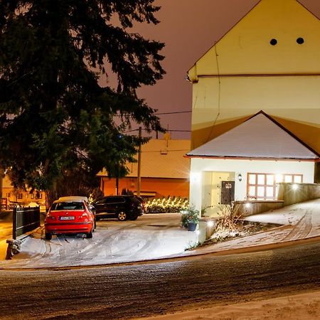 Restaurace A Penzion Pod Hradem Hotel Zlin Luaran gambar