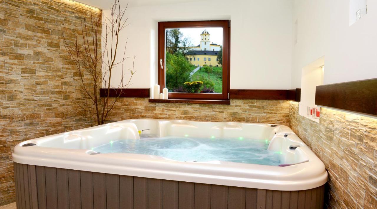 Restaurace A Penzion Pod Hradem Hotel Zlin Luaran gambar